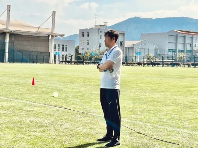 日前，该片首度曝光现场剧照及首批主创阵容，吴孟达化身;长眉师父、郝劭文墨镜造型再引情怀，而曾志伟和宋小宝作为南北两派笑星的代表倾情加盟，令本片笑果升级
